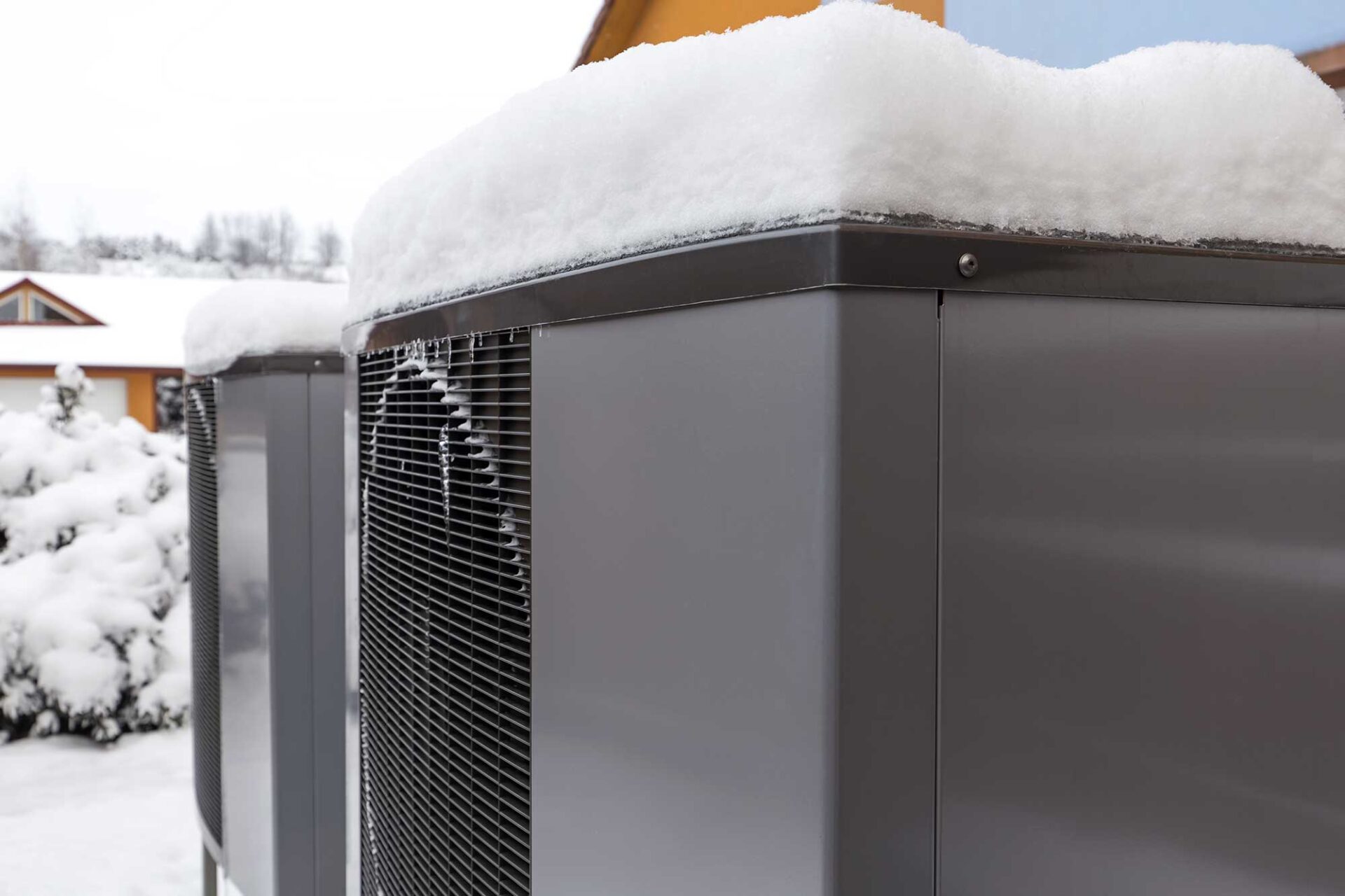 consumi di una pompa di calore coperta di neve in inverno in veneto - elettricista BadoSante, Piove di Sacco, Padova