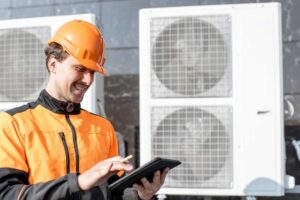 tecnico che controlla i consumi di una pompa di calore in veneto - elettricista BadoSante, Piove di Sacco, Padova