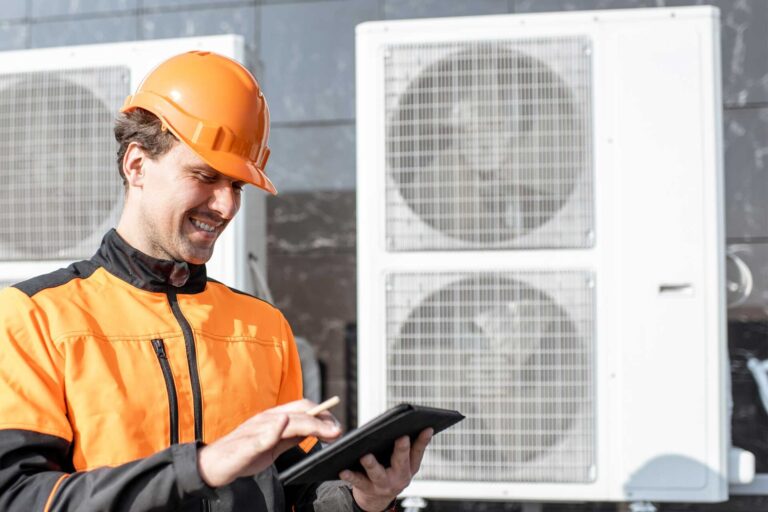 tecnico che controlla i consumi di una pompa di calore in veneto - elettricista BadoSante, Piove di Sacco, Padova