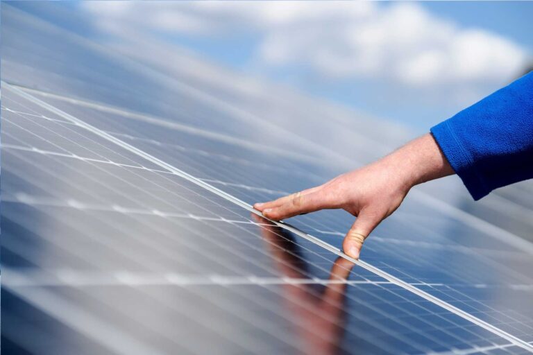 produzione media-fotovoltaico a Padova, Veneto - pannello fotovoltaico con tecnico che controlla - elettricista BadoSante Piove di Sacco, Padova
