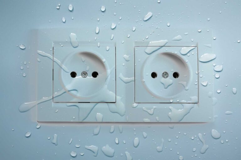 acqua e corrente elettrica quando si allaga la casa, una presa bagnata, Elettricista BadoSante, Piove di Sacco, Padova, Veneto
