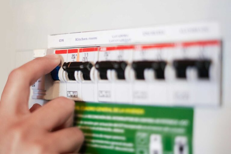 Un quadro elettrico che scatta frequentemente, Elettricista BadoSante, Piove di Sacco, Padova, Veneto