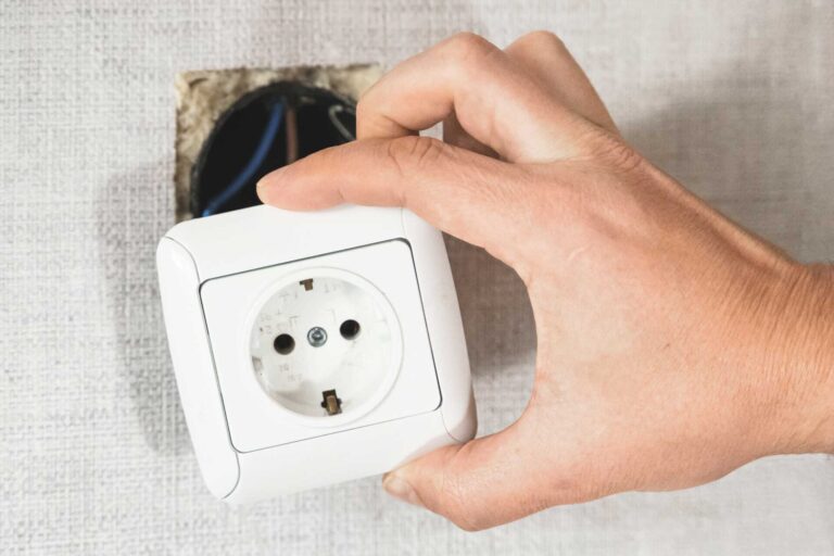 Controllo di prese elettriche che fanno rumore, come un ronzio, Elettricista BadoSante, Piove di Sacco, Padova, Veneto